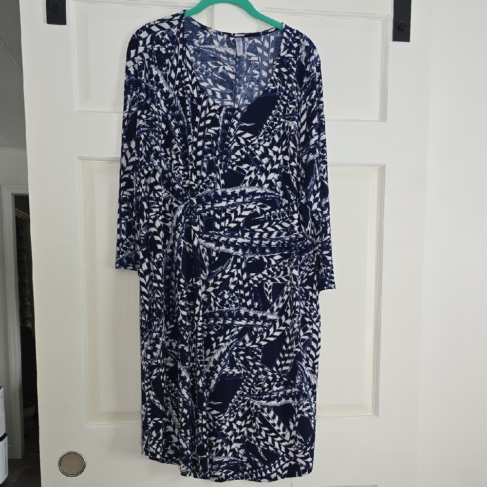 Elegant Navy and White Patterned Long Sleeve Dress